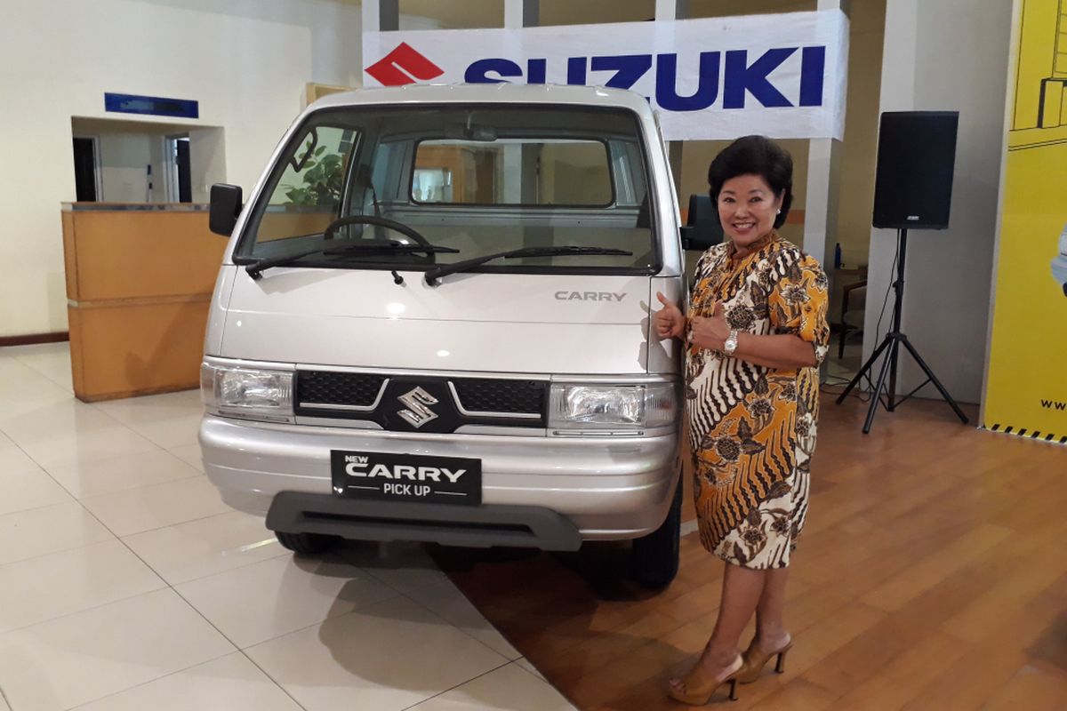 Bu Rudy di depan Suzuki Carry pikap. Dia adalah pengusaha sukses yang setiap menggunakan pikap Carry.