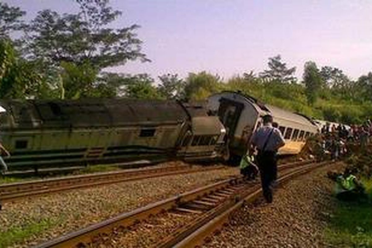 Kereta api Harina jurusan Semarang-Bandung anjlok di Jatiluhur, Kabupaten Purwakarta, Jawa Barat, Kamis (21/10/2010) pagi. 
