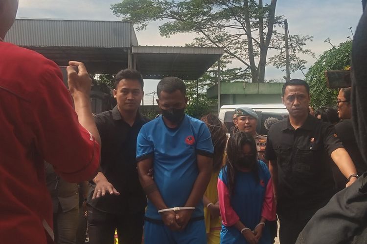 Para tersangka tengah diboyong untuk diperlihatkan dalam press confrence pengungkapan perdagangan bayi yang dijual ke Singapura, di Mapolda Jabar, Kota Bandung Jawa Barat, Kamis (17/7/2025)