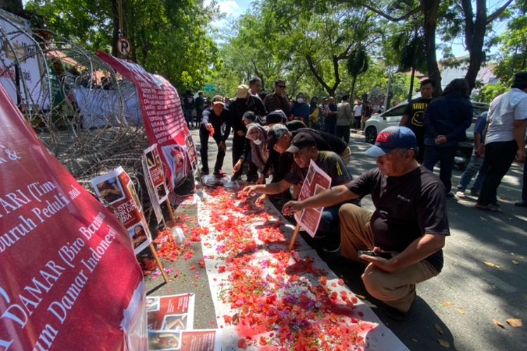 Aksi bela Dini di PN Surabaya, Senin (29/7/2024).