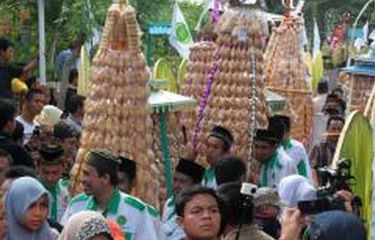 Arak-arakan Tolangga berisi kue kolombengi dan toyopo berisi ayam atau ikan bakar jadi daya tarik pelaksanaan Walima di Gorontalo.