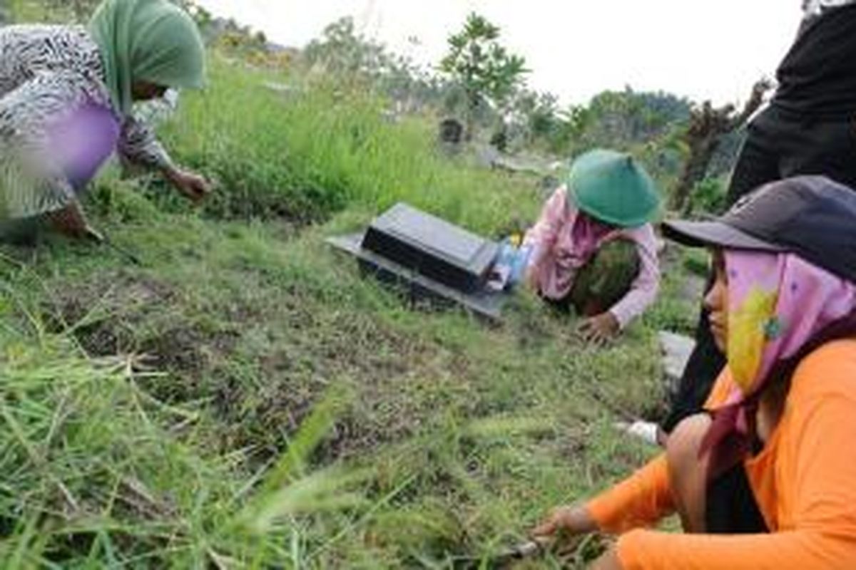 Pembersih makam di Tempat Pemakaman Umum Perwira, Bekasi