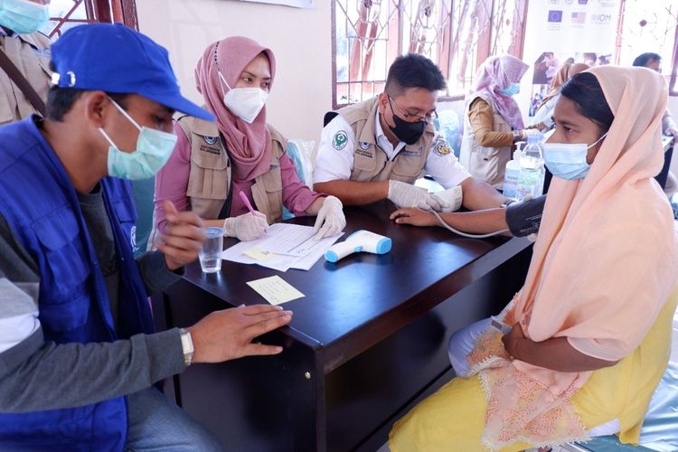 International Organization for Migration (IOM) Kantor Indonesia menyediakan suntik vaksin Covid-19 untuk 95 warga Rohingnya asal Myanmar di Kamp Penampungan Sementara, Desa Meunasah Mee, Kecamatan Muara Dua, Kota Lhokseumawe, Senin (11/1/2022).