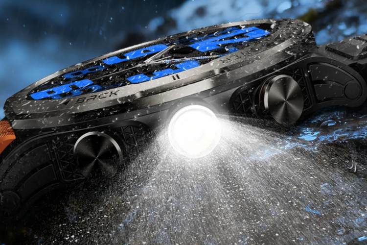 Fitur senter bawaan Rogbid SpinX dengan pancaran cahaya terfokus, dirancang tetap optimal dalam kondisi hujan atau minim cahaya.