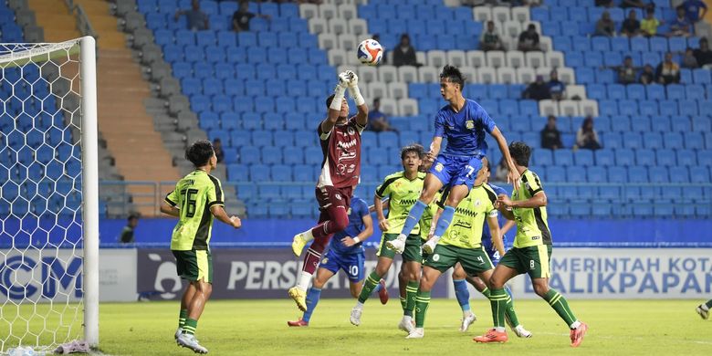 Pemain Persiba Lorensius Amanat Sabda (jersey biru) berebut bola dengan pemain PSS pada pertandingan Grup 2 Pegadaian Championship di Stadion Batakan, Rabu (12/11/2025) malam. PSS menang dengan skor tipis 2-1 pada pertandingan ini.