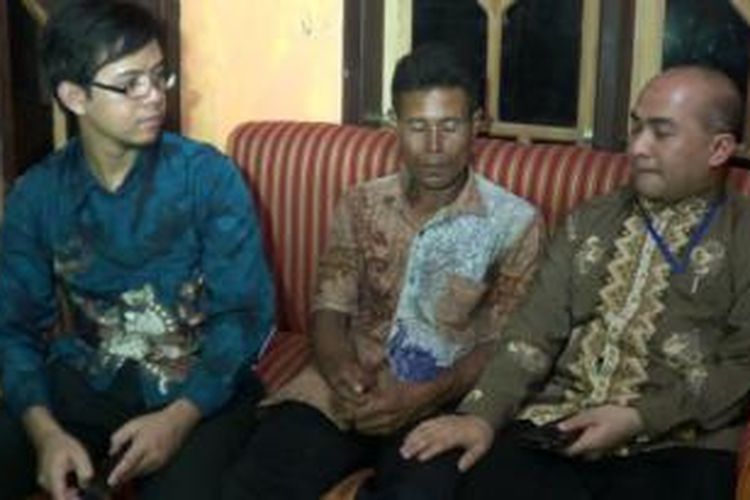 Darpin (37) suami Karni (tengah), TKW asal Desa Karangjunti, Losari, Brebes, Jawa Tengah, yang dihukum mati di Arab Saudi tengah mendapatkan penjelasan dari Kementrian Luar Negeri. 
