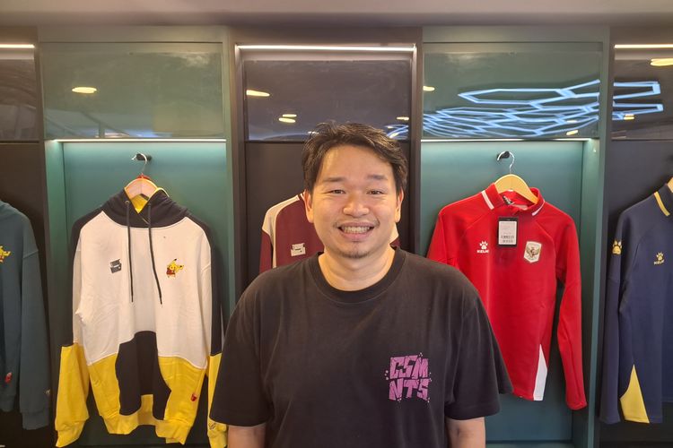 Adrian Yapto salah satu pembeli Jersey Timnas Indonesia di Garuda Official Store, Stadion Utama Gelora Bung Karno, Kamis (26/03/2026)