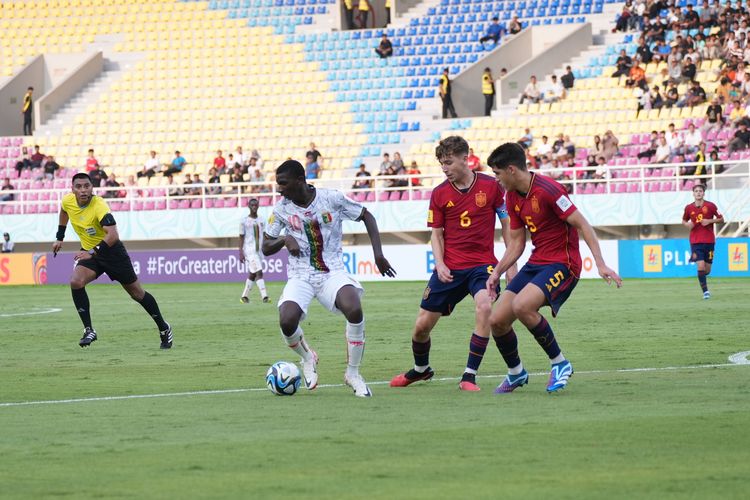 Pemain timnas U17 Mali, Ange Martial Tia, berebut bola dengan dua pemain timnas U17 Spanyol, Pau Prim (6) dan Pau Cabral, dalam laga kedua Grup B Piala Dunia U17 2023 yang digelar di Stadion Manahan, Solo, pada Senin (13/11/2023) sore WIB.