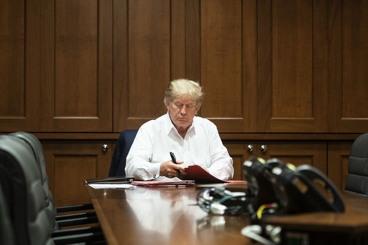 Foto yang dirilis Gedung Putih menunjukkan Presiden Amerika Serikat Donald Trump bekerja di ruang konferensi Rumah Sakit Militer Walter Reed di Bethesda, Maryland, Sabtu (3/10/2020), setelah dinyatakan positif Covid-19.