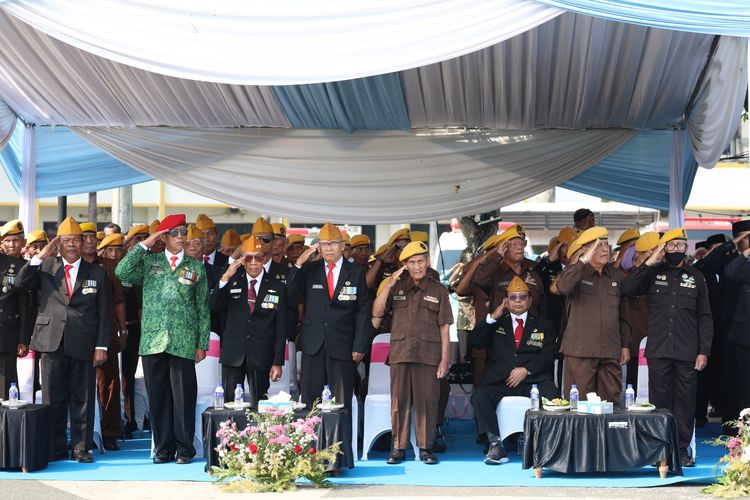 Bupati Jember dan Anak Buah Ikut Panas-panasan Saat Upacara HUT ke-81 RI, Tenda Hanya untuk Veteran