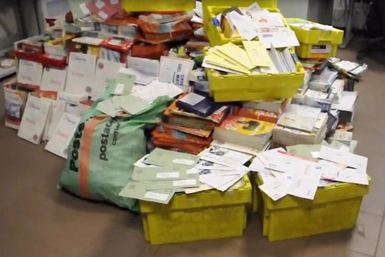 Tumpukan surat dan paket yang ditimbun oknum tukang pos di rumahnya di Vicenza, Italia.