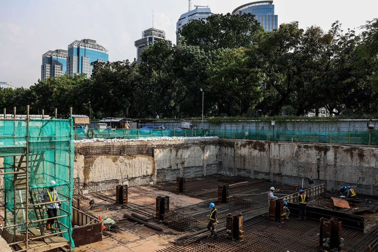 Pekerja menyelesaikan pekerjaan proyek pembangunan MRT Jakarta Fase 2A di Stasiun MRT Monas, Jakarta Pusat, Senin (31/5/2021). Pembangunan MRT Jakarta fase 2A dari Bundaran HI sampai Harmoni sudah mencapai 16,5 persen per hari ini, Senin (31/5/2021). Pengeboran jalur MRT tersebut ditargetkan akan dilakukan pada awal tahun 2022 mendatang.