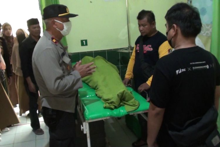 Aparat kepolisian di Kabupaten Gowa, Sulawesi Selatan tengah memasang garis polisi di lokasi penemuan seorang pria yang tewas dengan kondisi mulut berbusa. Senin, (22/8/2022).
