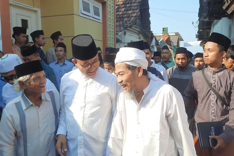 Anies Baswedan silaturahmi ke kediaman Gus Najih di Pondok Pesantren Al Anwar Sarang, Kabupaten Rembang, Jawa Tengah, Minggu (1/10/2023)