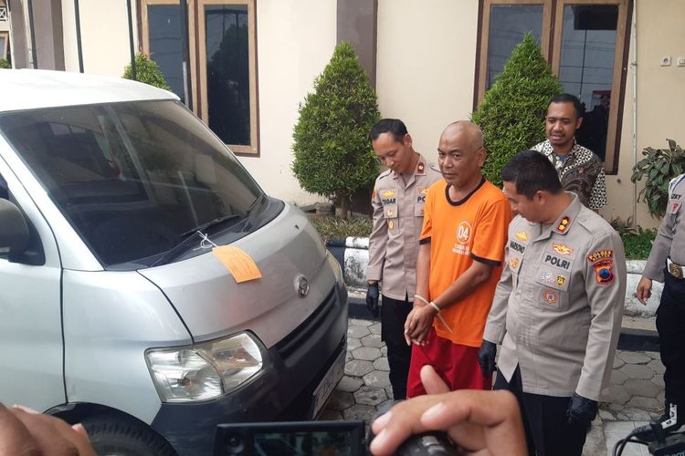 Suwito (53) warga Mergangsan, Kota Yogyakarta, Daerah Istimewa Yogyakarta (DIY) diamankan bersama mobil dinas milik DLH yang dicuri dihadirkan dalam konferensi pers ungkap kasus di Mapolres Klaten, Jawa Tengah, Kamis (1/8/2024).