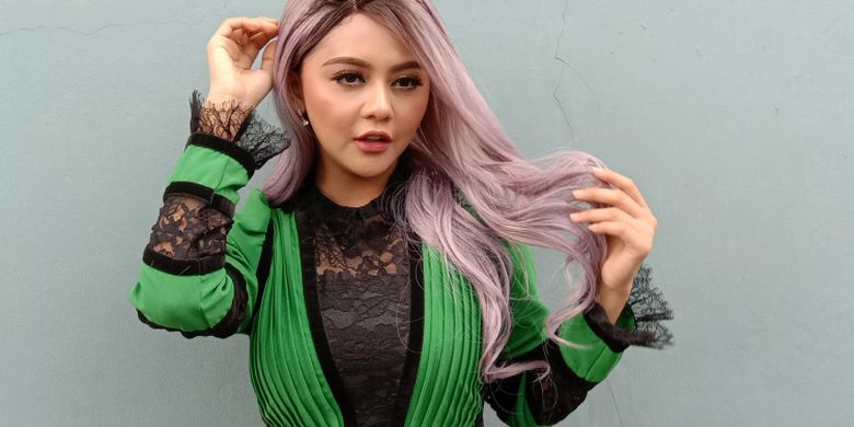 5 Artis Indonesia Yang Kerap Kali Pakai Rambut Palsu Saat Tampil Halaman All Kompas Com