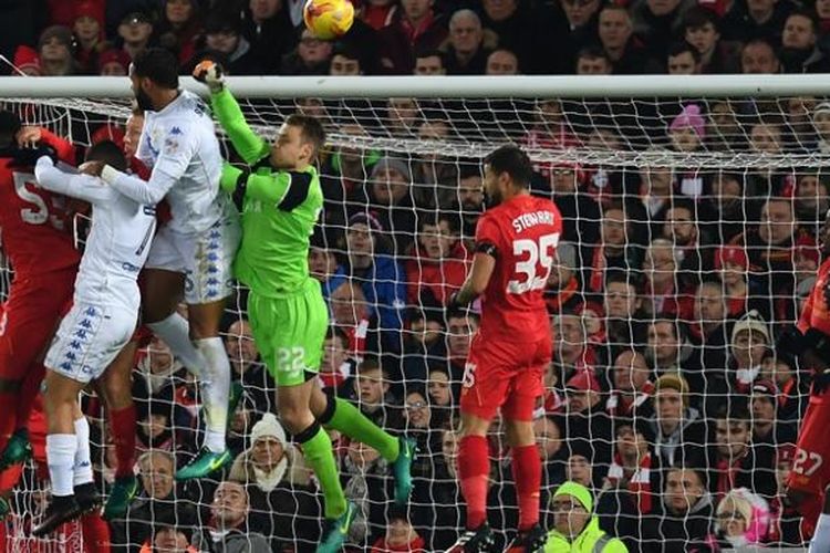 Penjaga gawang Liverpool, Simon Mignolet (tengah), melompat untuk melakukan penyelamatan dalam pertandingan perempat final Piala Liga Inggris melawan Leeds United di Anfield, Liverpool, Selasa (29/11/2016).