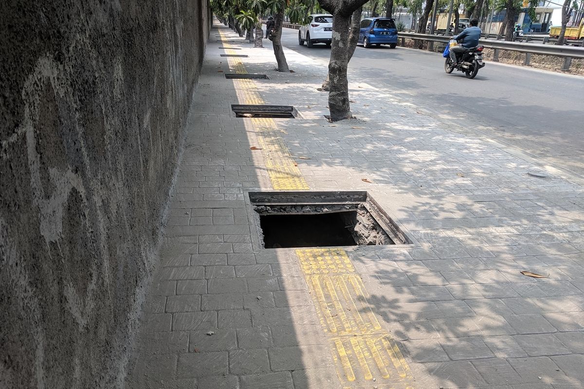 Lubang saluran dibiarkan terbuka di Jalan Danau Sunter Utara, Tanjung Priok, Jakarta Utara, Jumat (6/9/2019).