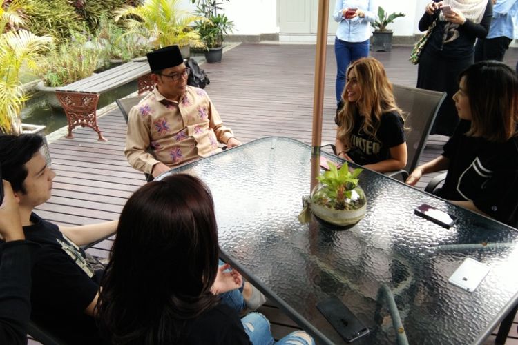 Para pemeran film 13 The Haunted saat bertemu dengan Wali Kota Bandung Ridwan Kamil di Pendopo Kota Bandung, Jalan Dalemkaum, Sabtu (21/7/2018).