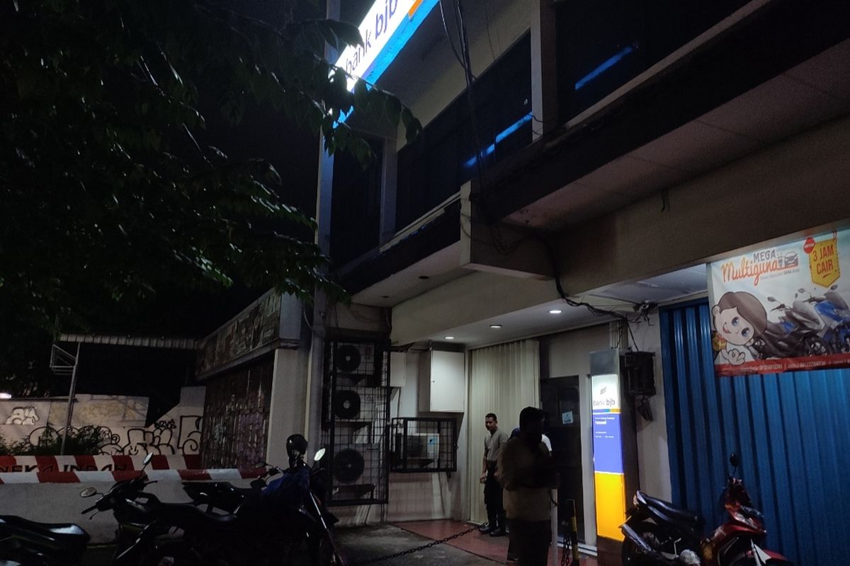 Suasana Bank Jawa Barat (BJB) di Jalan Fatmawati, Cilandak, Jakarta Selatan, usai sempat terjadi percobaan perampokan, Selasa (5/4/2022)