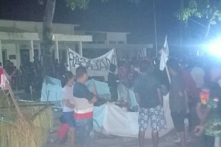 Ratusan warga di Kabupaten Kepulauan Aru hingga Rabu malam (17/11/2021) masih terus menduduki Kantor Pengadilan Negeri Dobo, Maluku
