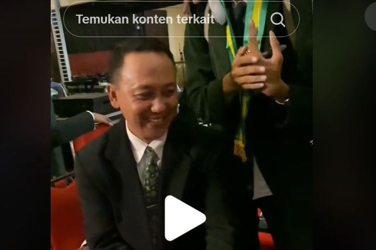 Momen seorang guru wali kelas mendapatkan kado dari muridnya. Kado tersebut diberikan oleh para murid saat acara wisuda sekolah. 