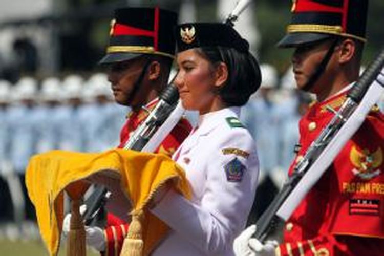 Anggota Paskibraka Juanna GM Jannis (tengah) bertugas membawa bendera Merah Putih dalam Upacara Peringatan Detik-detik Proklamasi di Istana Merdeka, Jakarta, Sabtu (17/8/2014). Bangsa Indonesia hari ini merayakan kemerdekaannya yang ke-69. 