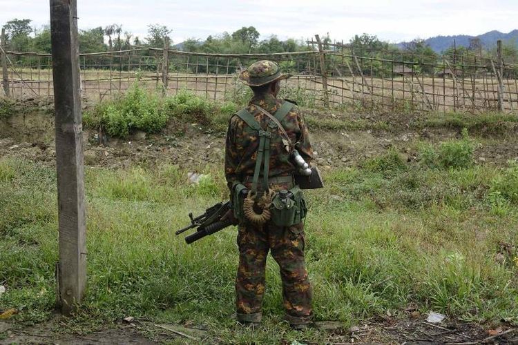 Seorang pasukan militer bersenjata berdiri di kota Maungdaw, negara bagian Rakhine, Myanmar. (EPA via The Independent)