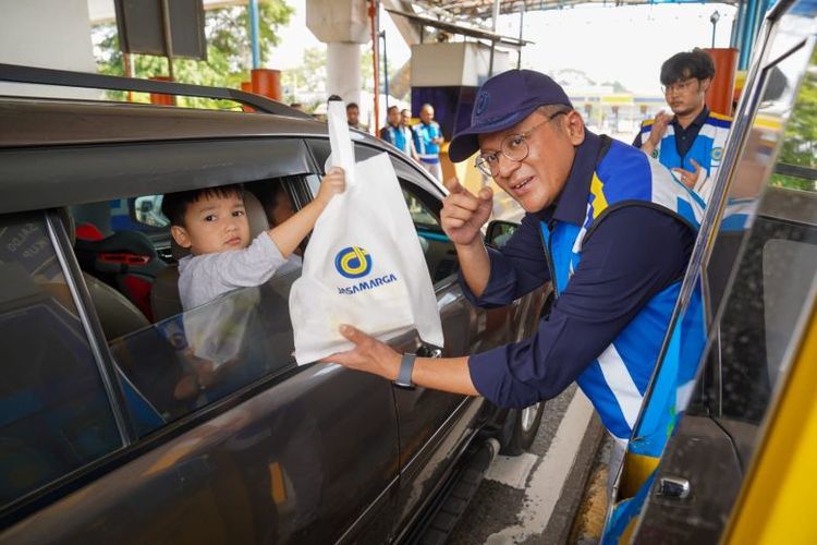 Jasa Marga menyapa pengguna jalan tol dengan memberikan bingkisan di Gerbang Tol Cililitan sebagai bentuk apresiasi pada Hari Pelanggan Nasional, Kamis (4/9/2025).