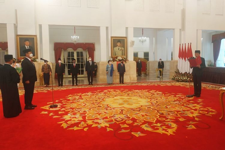 Presiden Joko Widodo saat melantik Hendrar Prihadi sebagai Kepala Lembaga Kebijakan Pengadaan Barang Jasa Pemerintah (LKPP) di Istana Negara, Senin (10/10/2022).