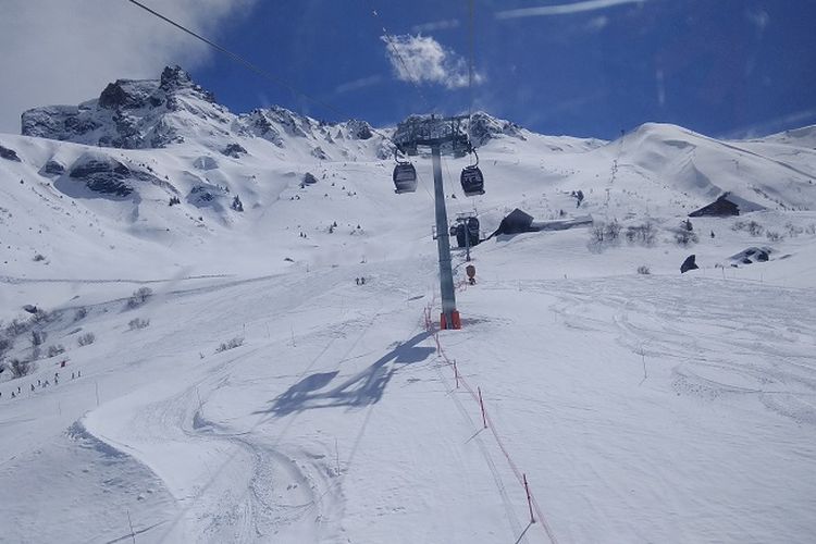 Pemandangan Pegunungan Alpen dilihat dari dalam gondola di Les Avanchers, Valmorel, Perancis, Selasa (11/4/2018). Pegunungan Alpen merupakan salah satu tujuan wisatawan dari belahan dunia untuk bermain ski.
