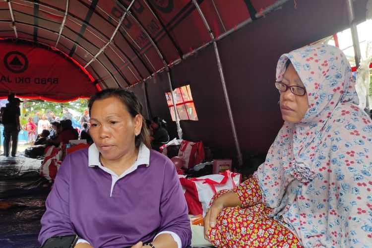 Warsinah (kiri) dan Rohani saat ditemui Kompas.com di tenda pengungsian milik BPBD DKI Jakarta di RPTRA Rasela, Rawa Badak Selatan, Koja, Jakarta Utara, Minggu (5/3/2023).