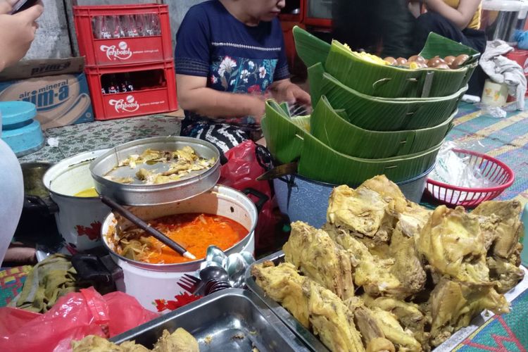 Penjual nasi liwet ayam di Simpang Lima Semarang