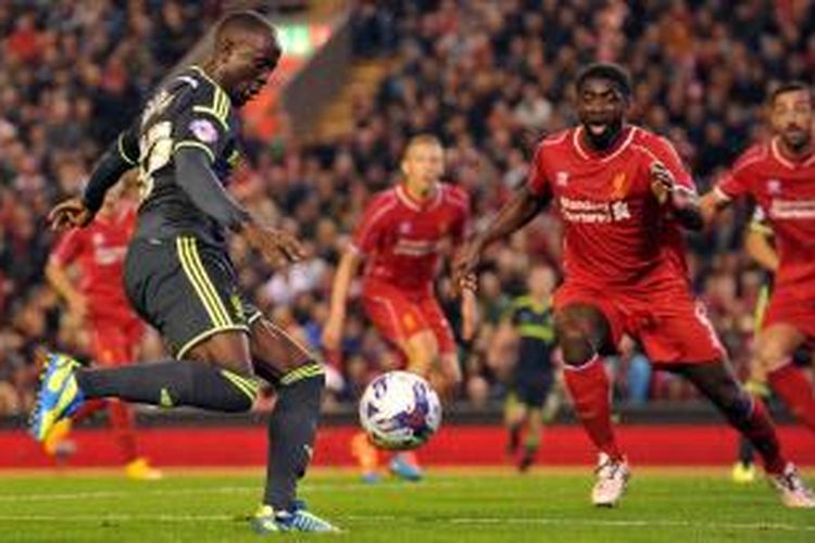 Gelandang Middlesbrough, Albert Adomah (kiri) saat berusaha melepaskan tendangan ke gawang Liverpool pada putaran ketiga Capital One Cup di Stadion Anfield, Selasa atau Rabu (24/9/2014) dini hari WIB. 