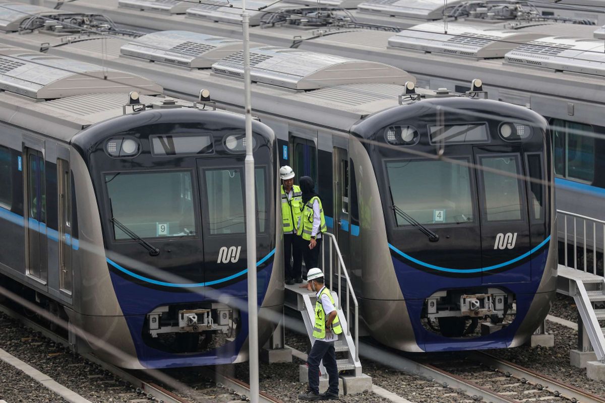 Rangkaian kereta Mass Rapid Transit (MRT) saat uji coba dari Stasiun Lebak Bulus ke Bundaran HI di Jakarta, Senin (18/2/2019). Kereta MRT atau Ratangga akan dibuka untuk komersil antara tanggal 24 - 31 Maret 2019.