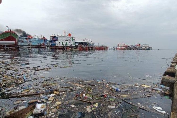 Hamparan sampah mencemari laut di kawasan ujung dermaga Muara Baru, Penjaringan, Jakarta Utara. 
