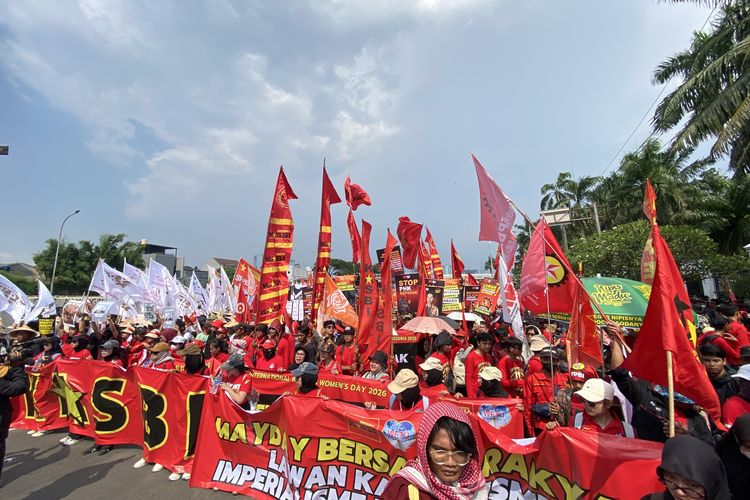 Aksi Buruh di DPR: Massa Datang Bawa Tuntutan, Pulang dengan Nyanyian Solidaritas