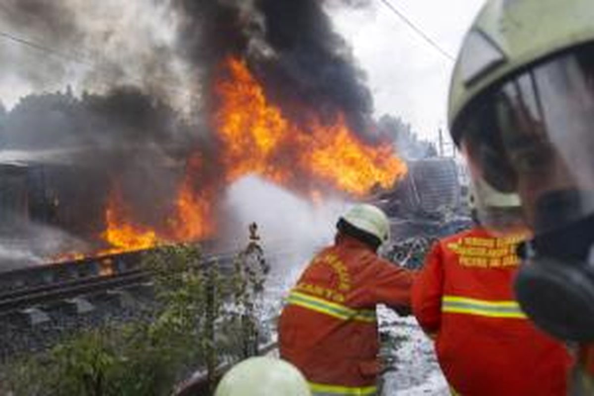 Suasana di lokasi tabrakan kereta rel listrik (KRL) jurusan Serpong-Tanah Abang dengan truk tangki pengangkut bahan bakar di pelintasan Pondok Betung, Bintaro, Jakarta Selatan, Senin (9/12/2013). Kecelakaan mengakibatkan sejumlah rangkaian gerbong dan truk tangki terbakar, menyebabkan seorang masinis dan seorang penumpang tewas, serta puluhan orang mengalami luka bakar. 