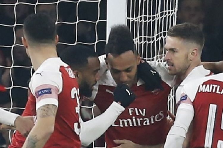 Penyerang Arsenal, Pierre-Emerick Aubameyang, merayakan gol bersama rekan setim pada babak 16 besar Liga Europa antara Arsenal vs Rennes di Stadion Emirates, Kamis (14/3/2019) atau Jumat dini hari WIB.