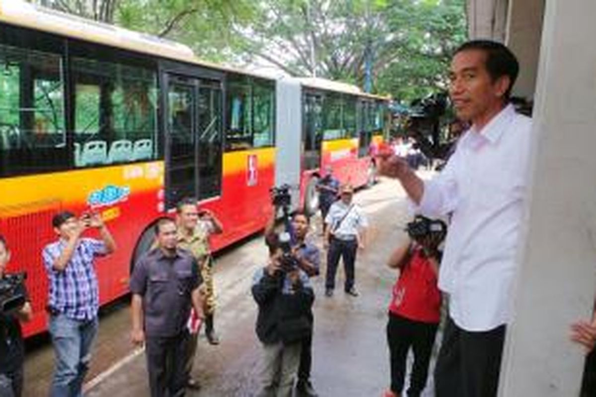 Gubernur DKI Jakarta Joko Widodo meninjau pengoperasian bus baru transjakarta di Selter Ancol, Jakarta Utara, Rabu (23/1/2014).