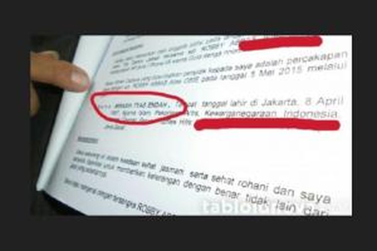 Berkas BAP RA, yang ditujukkan oleh pengacara RA, Pieter Ell kepada awak media di Pengadilan Negeri Jakarta Selatan, Rabu (2/9/2015). 