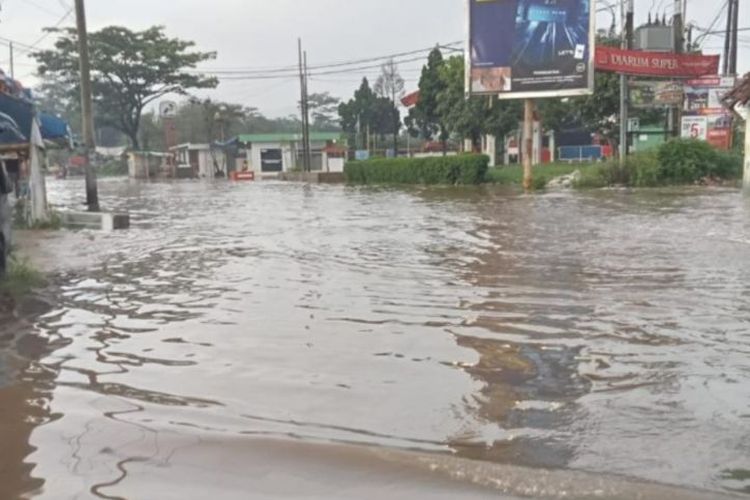 Banjir melanda wilayah Kecamatan Dayeuhkolot di Kabupaten Bandung, Jawa Barat, Rabu (3/11/2021).