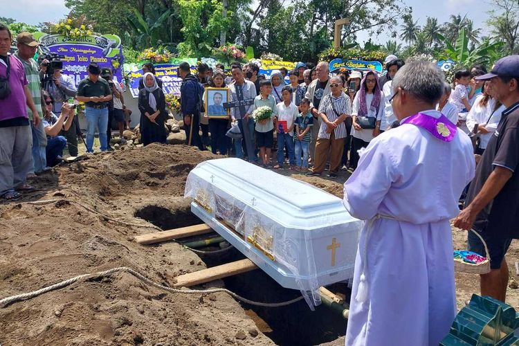 Prosesi pemakaman penyair Joko Pinurbo di Sasonoloyo Demangan, Wedomartani, Kapanewon Ngemplak, Kabupaten Sleman, Minggu (28/04/2024)