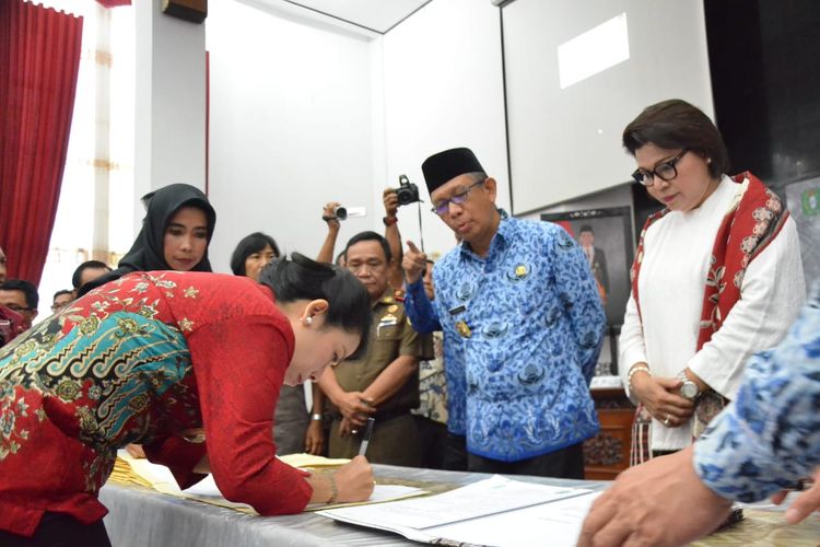 Komisioner KPK Basaria Panjaitan didampingi Gubernur Kalbar Sutarmidji, menyaksikan penandatanganan  kesepakatan bersama dan perjanjian kerja sama seluruh pemerintah daerah di Kalimantan Barat, dalam rangka optimalisasi percepatan dan penertiban aset daerah, di Kantor Gubernur Kalbar, Kamis (25/04/19).