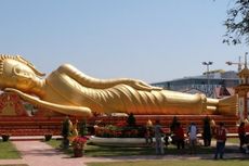 Berkunjung ke Lambang Negara Laos yang Penuh Emas