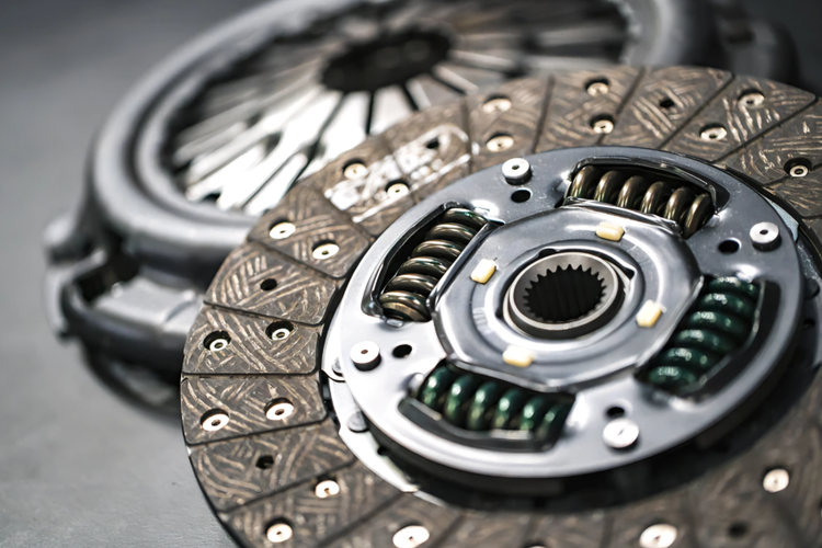 Ilustrasi kampas dan pegas diafragma pada kopling mobil manual