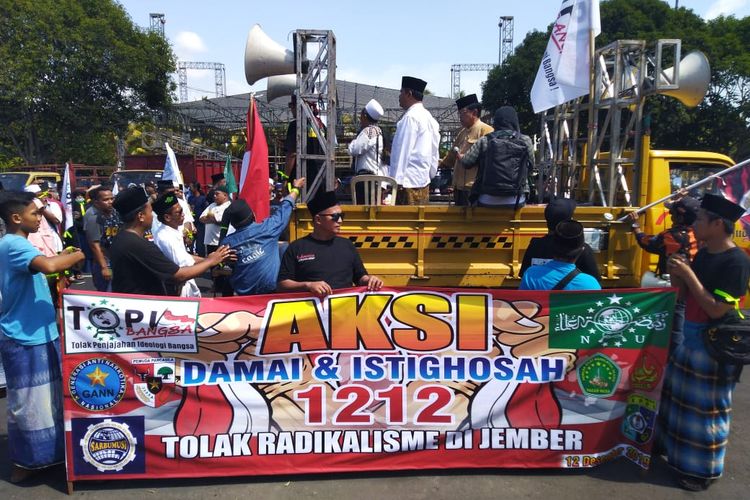 Para peserta demo saat berorasi di depan Pemkab Jemberemolak radikalisme
