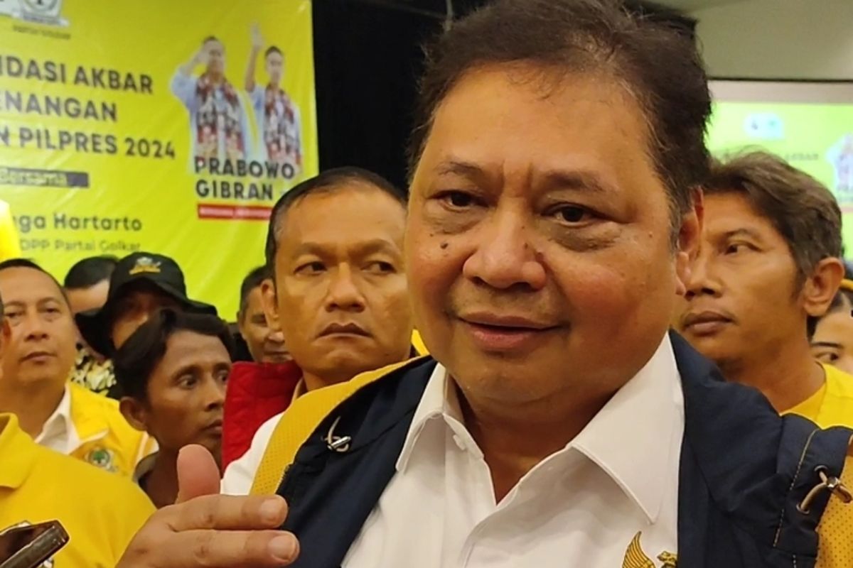 Ketua Umum DPP Partai Golkar Airlangga Hartarto memberikan pidato dan keterangan usai konsolidasi partai Golkar di Kota Cirebon, Rabu (24/1/2024).