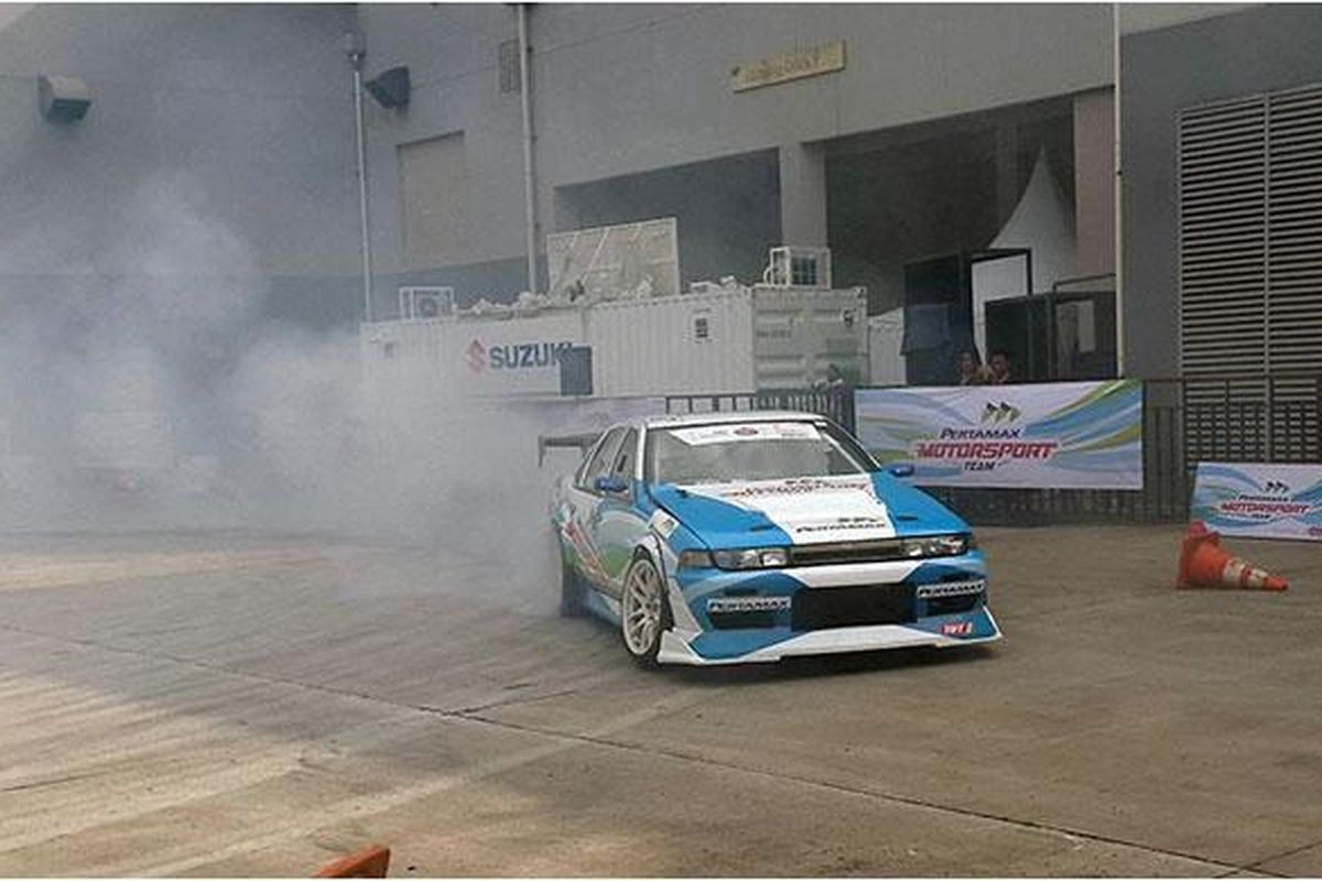 Tim Pertamax Motorsport mengajak pengunjung GIIAS 2016 menjajal langsung mobil drift. 