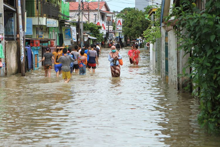 Banjir yang terjadi di Palembang, Sumatera Selatan merendam ratusan rumah warga yang berlangsung pada Sabtu (25/12/2021).